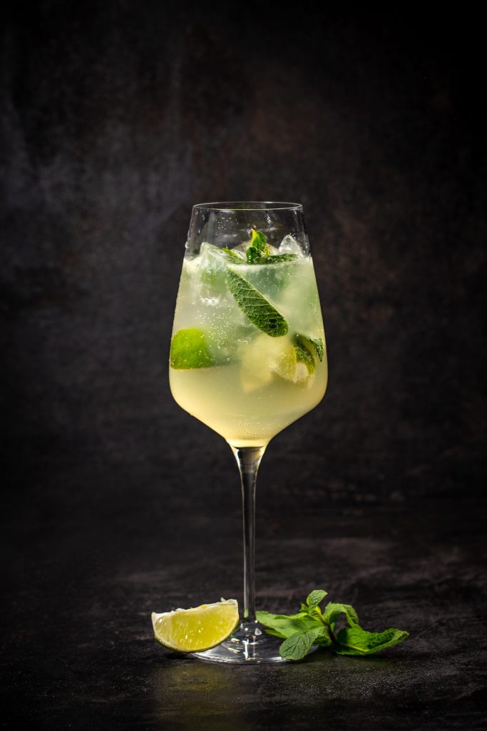 hugo prosecco with ice and lime